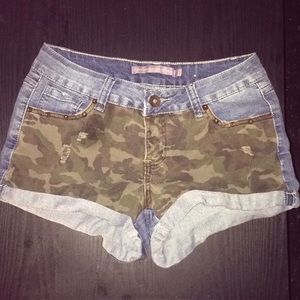 Denim studded camouflage blue jean shorts size 7